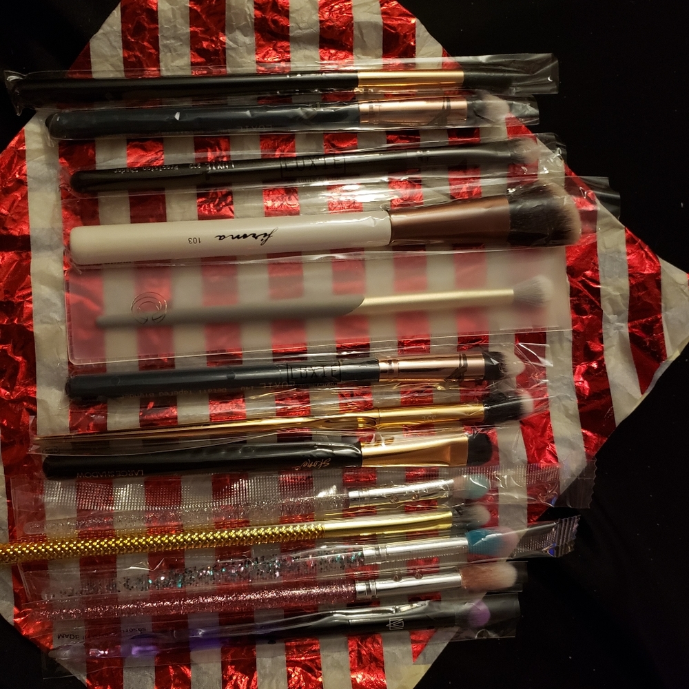 SOLD make up brushes 13 in total. SOLD
